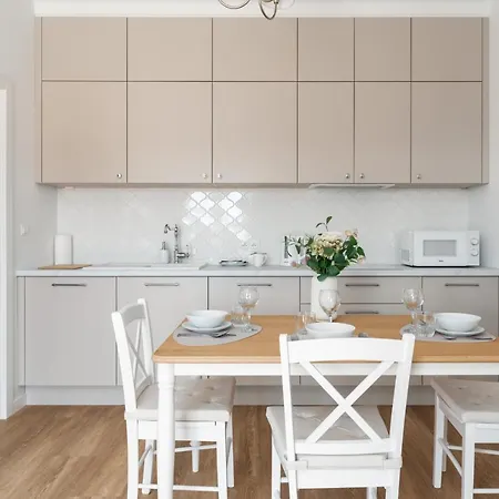 White Elegance With Ac & Parking Garage By Renters Appartement Poznań