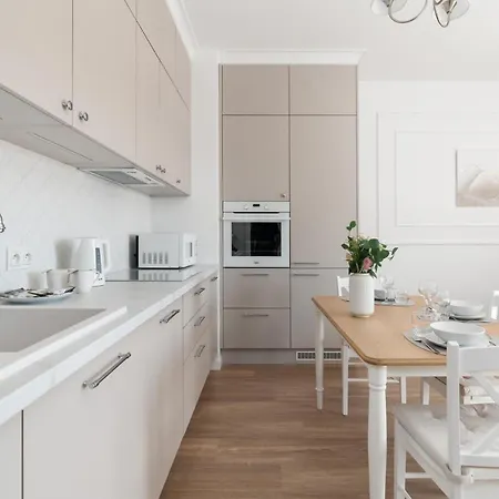 White Elegance With Ac & Parking Garage By Renters Appartement *