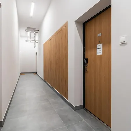 White Elegance With Ac & Parking Garage By Renters Appartement Poznań