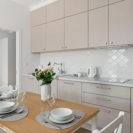 White Elegance With Ac & Parking Garage By Renters *