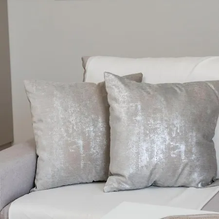 아파트 White Elegance With Ac & Parking Garage By Renters 포즈난