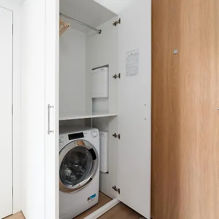 White Elegance With Ac & Parking Garage By Renters 아파트 포즈난