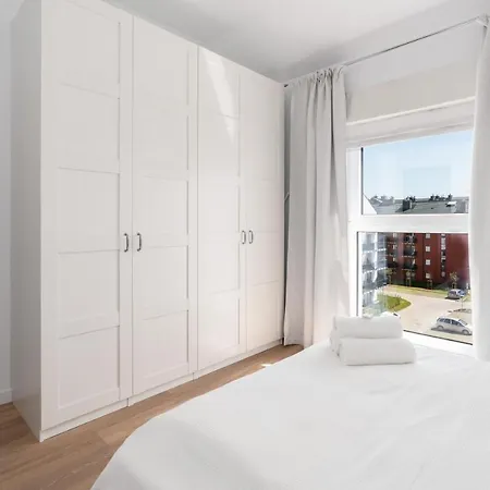 White Elegance With Ac & Parking Garage By Renters * 포즈난