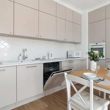 White Elegance With Ac & Parking Garage By Renters
